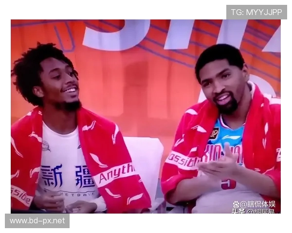 足球队员在CBA看球的图片：篮球与足球交融的瞬间